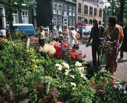 835775 Gezicht op de bloemenmarkt op het Janskerkhof te Utrecht.